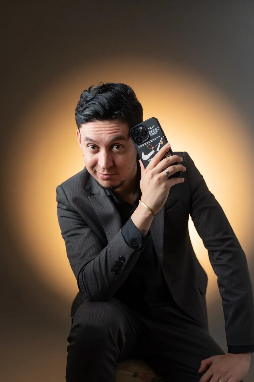 Richard Clayton com o celular na mão, em estúdio